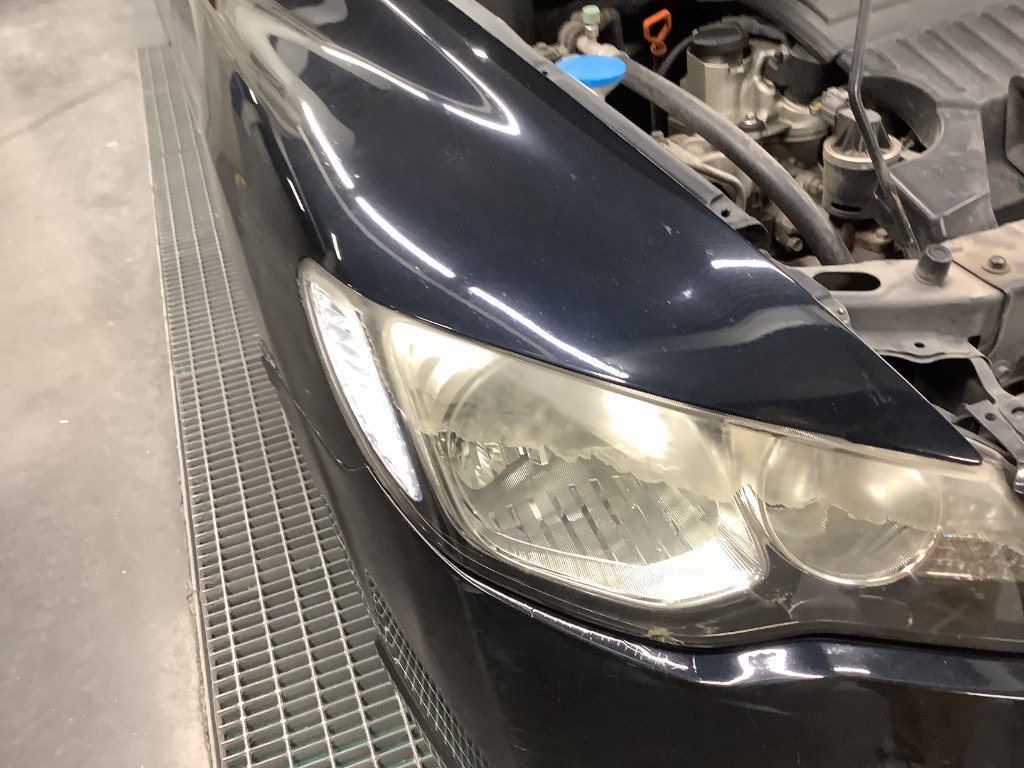 Farol automóvel com verniz original queimado e oxidado antes do restauro com verniz UV 2K Carsistema