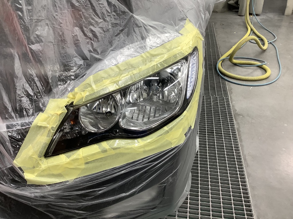 Resultado final do farol após aplicação do verniz UV 2K Kit Spot On Carsistema e fita de mascarar